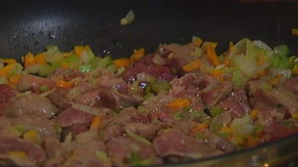 паста с соусом из куриной печени и помидоров