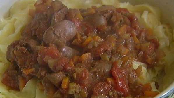 паста с соусом из куриной печени и помидоров