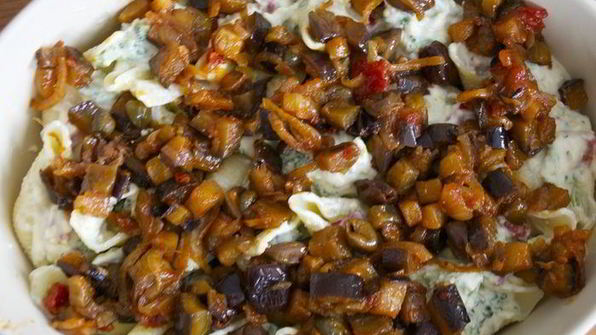 ракушечная паста с соусом капоната