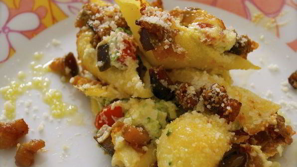 ракушечная паста с соусом капоната