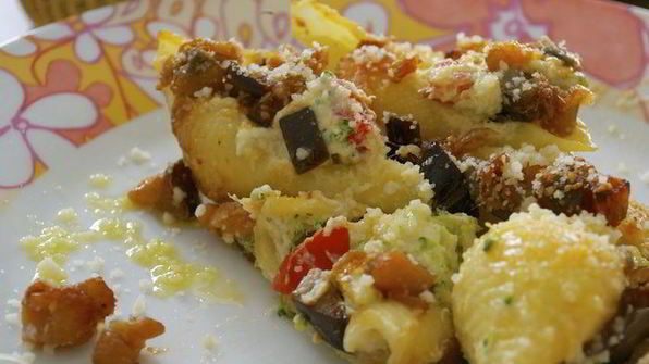 ракушечная паста с соусом капоната