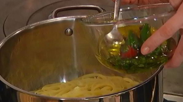 сицилийские спагетти с пряным оливковым маслом