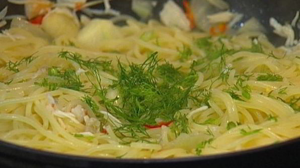 спагетти с крабами и фенхелем