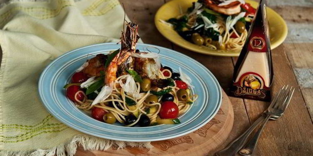 Рецепт спагетти с креветками, цукини, помидорами и сыром