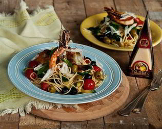 Спагетти с креветками, цукини, помидорами и сыром