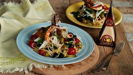 Спагетти с креветками, цукини, помидорами и сыром