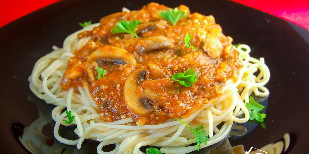 Рецепт спагетти с шампиньонами в томатном соусе