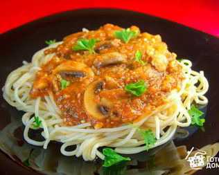 Спагетти с шампиньонами в томатном соусе