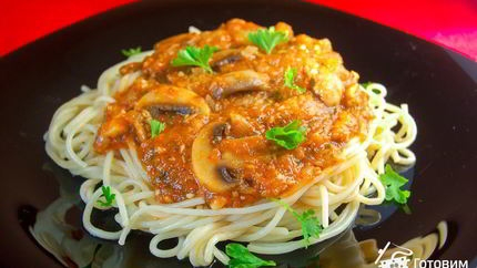 Спагетти с шампиньонами в томатном соусе