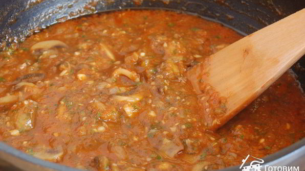 спагетти с шампиньонами в томатном соусе