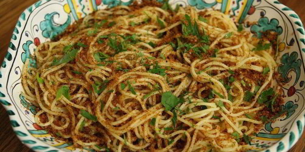 Рецепт спагетти с сушеными помидорами, чесноком и сухарной крошкой