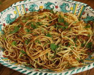 Спагетти с сушеными помидорами, чесноком и сухарной крошкой