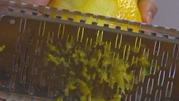 спагетти с сушеными помидорами, чесноком и сухарной крошкой