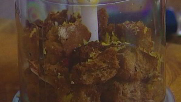 спагетти с сушеными помидорами, чесноком и сухарной крошкой