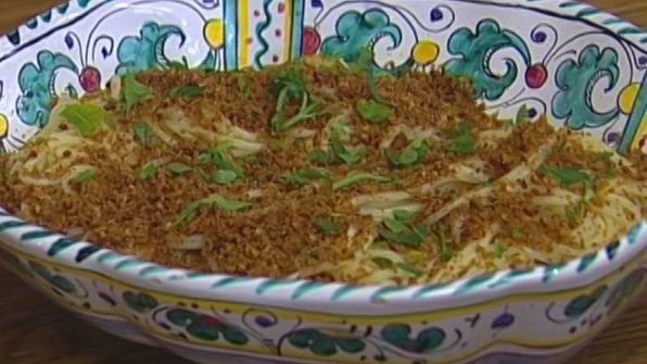 спагетти с сушеными помидорами, чесноком и сухарной крошкой