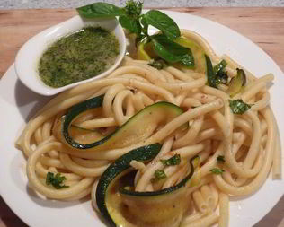 Спагетти с цукини и миндально-чесночным соусом