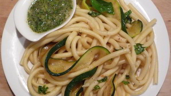 спагетти с цукини и миндально-чесночным соусом