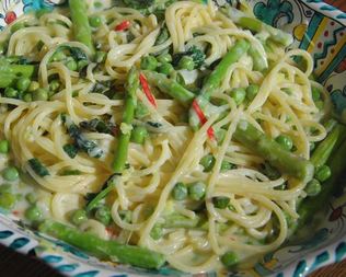 Спагетти с зеленым горошком и спаржей