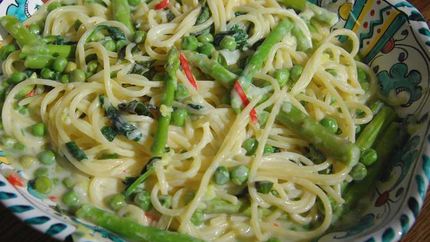 Спагетти с зеленым горошком и спаржей