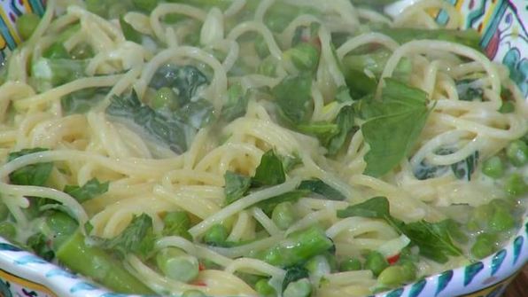 спагетти с зеленым горошком и спаржей