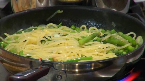 спагетти с зеленым горошком и спаржей