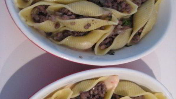 запеченные конкильони, фаршированные мясом