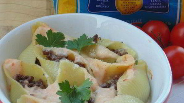 запеченные конкильони, фаршированные мясом