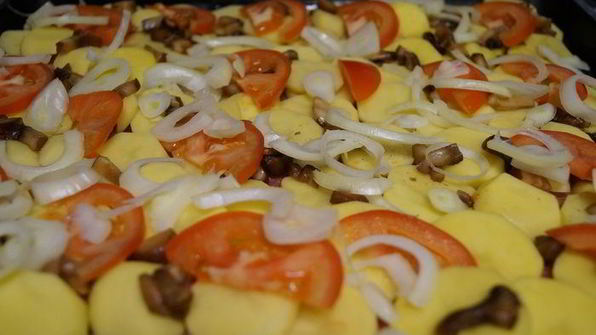 мясо по-французски с грибами и помидорами