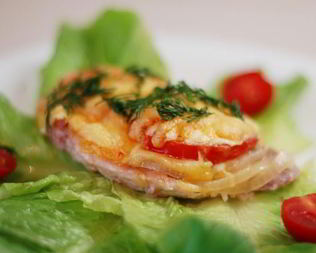 Мясо по-французски с картофелем и помидорами