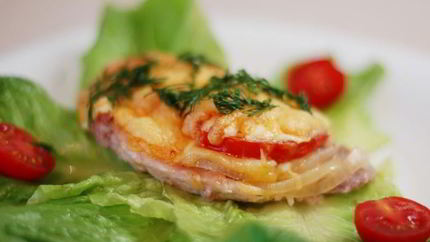 Мясо по-французски с картофелем и помидорами