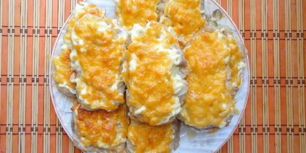 Рецепт мяса по-французски с луком и сыром