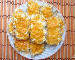 Мясо по-французски с луком и сыром