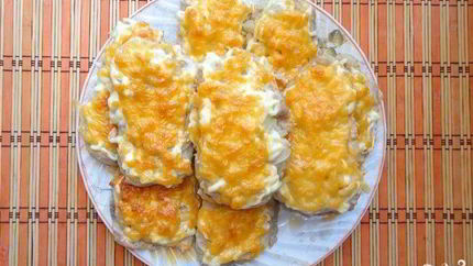 Мясо по-французски с луком и сыром