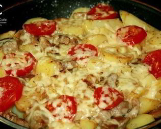 Свинина с картофелем, запеченная под сыром на сковороде по-французски