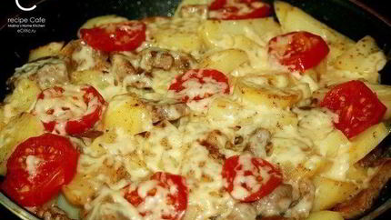 Свинина с картофелем, запеченная под сыром на сковороде по-французски