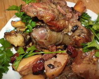 Баранина, тушенная с бальзамом, барбарисом и айвой, в соусе из кизила