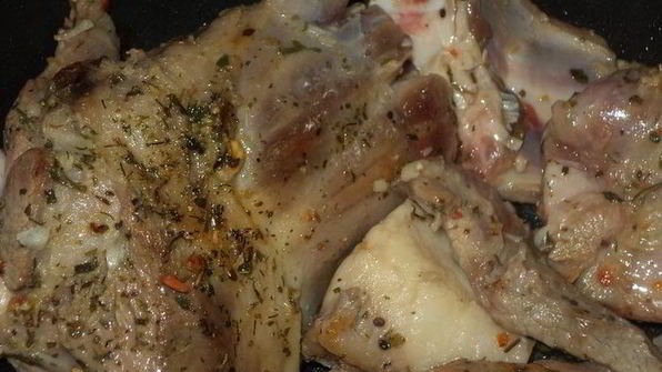 баранина, тушенная с бальзамом, барбарисом и айвой, в соусе из кизила