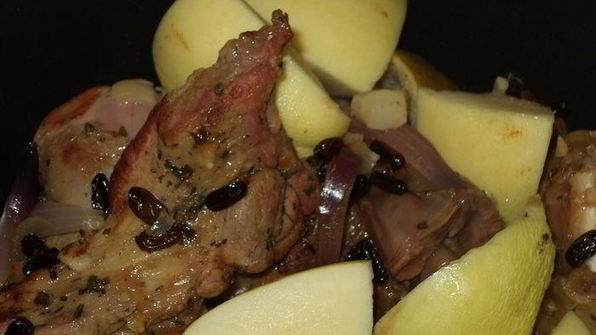 баранина, тушенная с бальзамом, барбарисом и айвой, в соусе из кизила