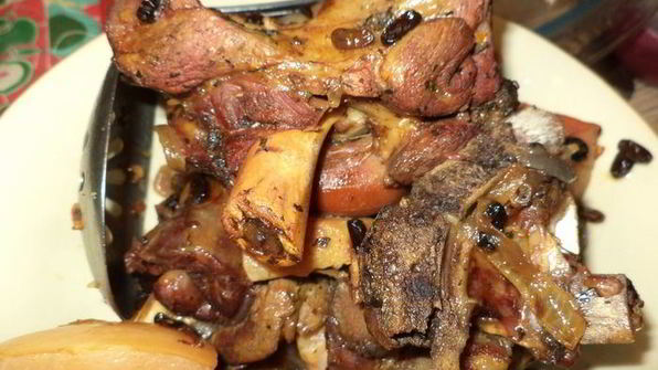 баранина, тушенная с бальзамом, барбарисом и айвой, в соусе из кизила