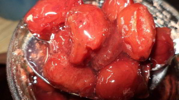 баранина, тушенная с бальзамом, барбарисом и айвой, в соусе из кизила