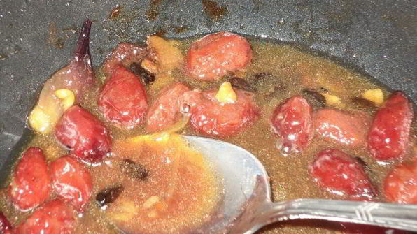 баранина, тушенная с бальзамом, барбарисом и айвой, в соусе из кизила