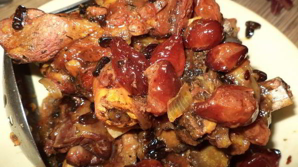 баранина, тушенная с бальзамом, барбарисом и айвой, в соусе из кизила