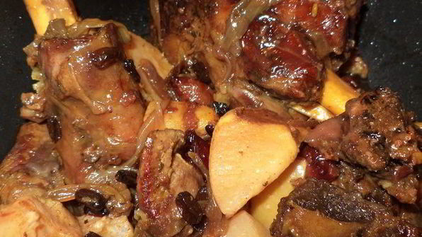 баранина, тушенная с бальзамом, барбарисом и айвой, в соусе из кизила