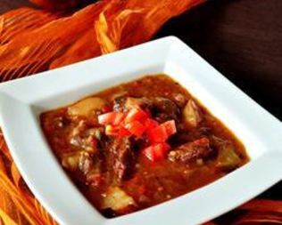 Баранина тушенная с черными помидорами