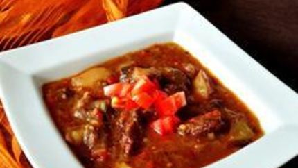 Баранина тушенная с черными помидорами