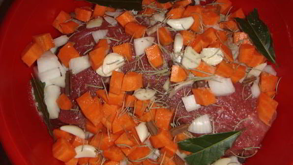 говядина, тушеная в вине по-пьемонтски