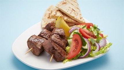 Кебаб из ягненка с салатом в греческом стиле