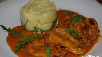 Кролик в томатно-сливочном соусе с петрушкой