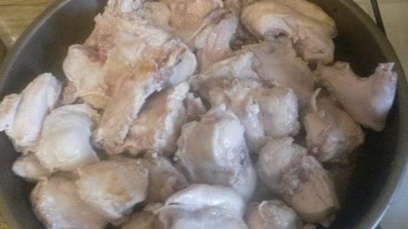 кролик в томатно-сливочном соусе с петрушкой