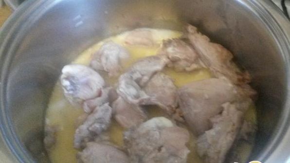 кролик в томатно-сливочном соусе с петрушкой